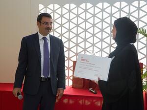 الدكتور خالد مشاقة، العميد المشارك لشؤون البحوث في وايل كورنيل للطب – قطر مع إحدى الباحثات بعد تسلمها شهادتها.