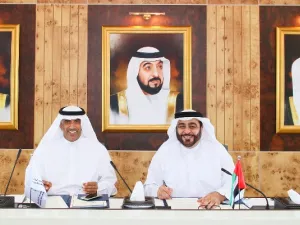 الدكتور منصور العور، رئيس جامعة حمدان بن محمد الذكية، وعلي بوجسيم، رئيس مجموعة شركات الأهلي