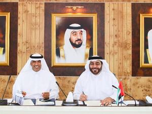 الدكتور منصور العور، رئيس جامعة حمدان بن محمد الذكية، وعلي بوجسيم، رئيس مجموعة شركات الأهلي