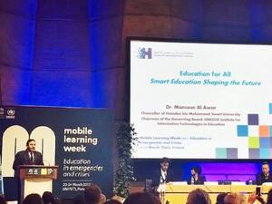 منصور العور، رئيس جامعة حمدان بن محمد الذكية رئيس مجلس أمناء معهد اليونسكو لتقنيات المعلومات في التعليم خلال مشاركته في "أسبوع اليونسكو للتعلُّم عبر الأجهزة المحمولة 2017"