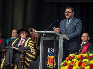 الدكتور منصور العور يلقي كلمته الرئيسية خلال حفل تخريج طلاب جامعة جنوب كوينزلاند بأستراليا