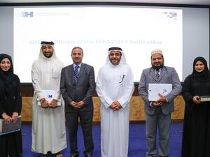 الدكتور منصور العور رئيس جامعة حمدان بن محمد الذكية مع الفائزين