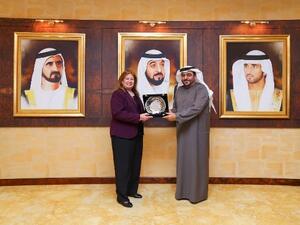 الدكتور منصور العور يهدي أسماء حسني درعاً تكريمياً