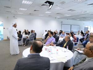 الدكتور منصور العور، رئيس جامعة حمدان بن محمد الذكية أثناء تقديمه لعرض يوضح أهمية الحلقات البحثية الأسبوعية.