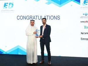 د. محمد الزرعوني خلال تسليم الجائزة للفائز