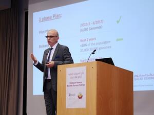 الدكتور سعيد إسماعيل، مدير برنامج "قطر جينوم"، يرحب بالحاضرين في فعالية إعلان نتائج استطلاعات الرأي التي أجراها البرنامج.