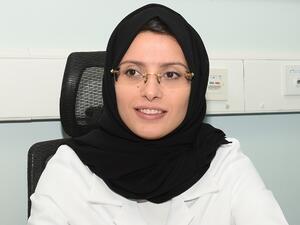 الدكتورة زكية محمد الأنصاري ، أخصائية الجلوكوما في قسم أمراض العيون بمؤسسة حمد الطبية تنصح بإجراء فحوص شاملة للعين بصورة منتظمة لمنع الإصابة بأمراض العين التي يمكن الوقاية منها.