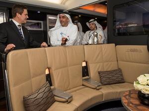 بيتر بومغارتنر، الرئيس التنفيذي للاتحاد للطيران، مع سمو الشيخ سيف بن زايد آل نهيان، نائب رئيس مجلس الوزراء وزير الداخلية، في منطقة "المجلس" على متن طائرة الاتحاد للطيران طراز إيرباص A380 خلال جولة سموه بالطائرة.