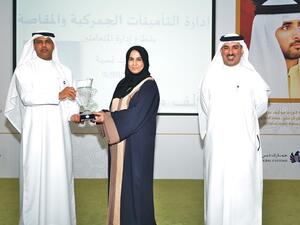 مدير جمارك دبي يقدم كأس الرضا الوظيفي إلى غنيمة إبراهيم أحمد مدير إدارة التأمينات الجمركية في فئة أفضل إدارة حققت أعلى مستوى رضا وظيفي للعام 2015