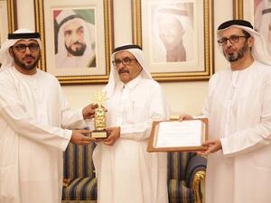 وتسلم خليل صقر بن غريب مدير إدارة الاتصال المؤسسي في جمارك دبي درع الجائزة خلال الحفل، الذي أقيم تحت رعاية سمو الشيخ حمدان بن محمد بن راشد آل مكتوم ولي عهد دبي.