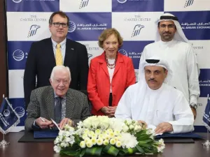 خلال توقيع الإتّفاقية بين الرئيس الأمريكي الأسبق جيمي كارتر، مؤسس مركز كارتر، ومحمد علي الأنصاري، الرئيس التنفيذي لشركة الأنصاري للصرافة