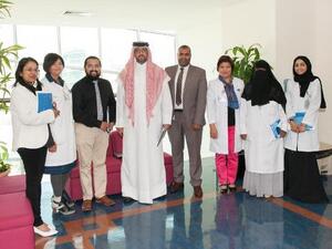 كادر التمريض لخدمات الرعاية الصحية المنزلية يعدون المعدات الطبية المتنقلة    