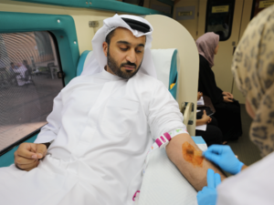 موظف يتبرع بالدم