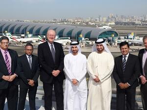عدنان كاظم وأورهان عباس ومسؤولون في طيران الإمارات مع وفد جنوب أفريقيا الزائر في المقر الرئيس لمجموعة الإمارات في دبي.