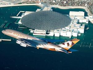 بدأت الاتحاد للطيران عملياتها الجوية في 5 نوفمبر 2003، مع طائرة واحدة من طراز إيرباص A330-200 قامت برحلة رمزية إلى مدينة العين.