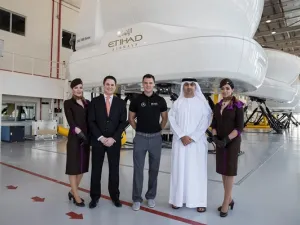 يتر بومغارتنر، رئيس الشؤون التجارية في الاتحاد للطيران، ومارتن كيمر، سفير ضيف الاتحاد، وسعادة عارف العواني، الأمين العام لمجلس أبوظبي الرياضي