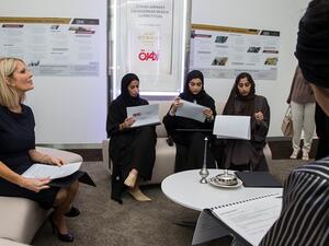 ليندا سيسليستينو، نائب الرئيس لشؤون تطوير وتقديم تجارب الضيوف في الاتحاد للطيران، تتحدّث إلى مصممات الأزياء الإماراتيات عن مسابقة الاتحاد للطيران لأطقم النوم