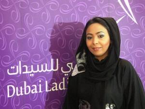 الفنانة التشكيلية ابتسام عبد العزيز في ملتقى الفن الثاني في نادي دبي للسيدات