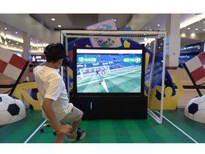 سيتمكن المتسوقون من اختبار مهاراتهم في تسجيل الأهداف من خلال لعبة واقع افتراضي مستلهمة من أجواء كرة القدم للفوز بجوائز مميزة. 