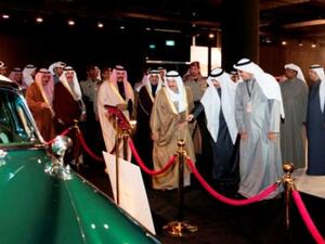 أمير الكويت يتجول في مول 360