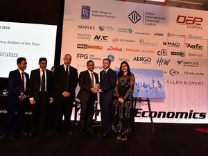 نائب رئيس أول الدائرة المالية في طيران الإمارات نيرمال غوفينداداس يتسلم جائزة "صفقة العام المبتكرة" برفقة عدد من أعضاء فريق الدائرة المالية.