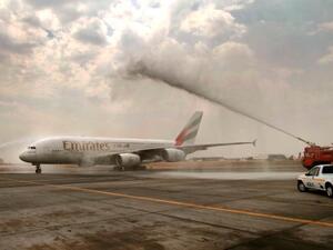رشاشات المياه التقليدية ترحب بالطائرة A380 على أرض مطار جوهانسبرغ