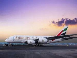 1.	إحدى طائرات الإمارات الإيرباص A380. وسوف تحيل الناقلة 26 طائرة قديمة على التقاعد وتستقبل 36 حديثة في العام المقبل 2016، منها 20 طائرة A380.