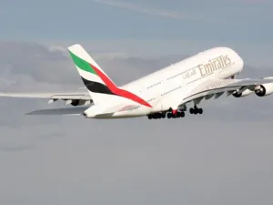 إحدى طائرات الإمارات الإيرباص A380. وسوف تخدم الناقلة رحلتها بين دبي وملبورن عبر سنغافورة بهذا الطراز من الطائرات من 1 مارس (آذار) 2016