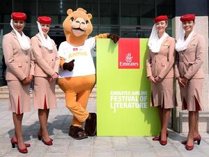 مضيفات طيران الإمارات مع "دمية الأسد لويس"، إحدى شخصيات دمى "فلاي وذ مي" التي تقدمها الناقلة لركابها الأطفال.