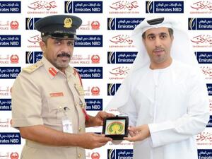 محمد سعيد المري، نائب مدير الادارة العامة لخدمة المجتمع، في شرطة دبي وسيف المنصوري، نائب رئيس التسويق والعلامة التجارية لمجموعة الإمارات دبي الوطني