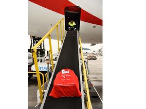 الإمارات للشحن الجوي تبتكر حقيبة Must Go لمساعدة الموظفين على تحديد مدى حساسية الشحنة للوقت.