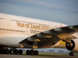 رحلة طيران الإمارات رقم ئي كيه 205 بطائرة A380 بشعار عام زايد في مطار جون إف كينيدي الدولي في نيويورك.