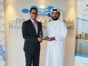 المهندس معمر الكثيري وغازي عطا الله يستلمان الجائزة