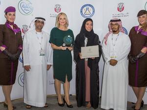 تسلمت الدكتورة ناديا بستكي، نائب الرئيس لشؤون الخدمات الطبية، وليندا سيليستينو، نائب الرئيس لتجربة الضيوف في الاتحاد للطيران، شهادة التقدير.