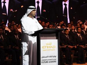 سعادة حمد عبدالله الشامسي، نائب رئيس مجلس إدارة مجموعة الاتحاد للطيران، يتوجه بكلمته للخريجين خلال مراسم حفل التخرّج الذي أقيم في أبوظبي.