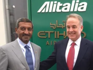 الشيخ أحمد بن سعيد آل مكتوم رئيس دائرة الطيران المدني بحكومة دبي رئيس مجلس إدارة شركة طيران الإمارات, و جيمس هوجن، رئيس المجموعة والرئيس التنفيذي للاتحاد للطيران ونائب رئيس مجلس إدارة أليطاليا