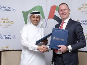 أمضى الاتفاقية كل من مدير عام الخطوط الجوية العربية السعودية المهندس صالح بن ناصر الجاسر والرئيس التنفيذي لمجموعة الاتحاد للطيران توني دوغلاس.