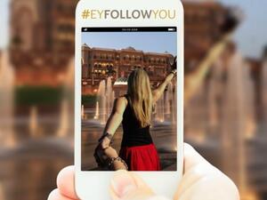 يمكن لمن يقضون عطلاتهم الفوز بتذاكر طيران مجانية مع الاتحاد للطيران عبر التقاط صورهم في هذا الوضع في إطار مسابقة #EY Follow You