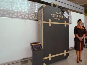 قامت الاتحاد للطيران بوضع حقيبة عملاقة في مبنى المسافرين رقم 3 في مطار أبوظبي الدولي.