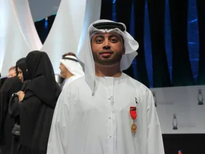 سعادة حمد الشامسي، نائب رئيس مجلس إدارة الاتحاد للطيران وسعادة خليفة سالم المنصوري، عضو مجلس إدارة مجموعة الاتحاد للطيران والاتحاد للطيران، إلى جانب فريق عمل الشركة يحتفلون بالنجاح على صعيد جائزة أبوظبي للأداء الحكومي المتميّز (ADAEP) لعام 2015