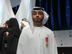 سعادة حمد الشامسي، نائب رئيس مجلس إدارة الاتحاد للطيران وسعادة خليفة سالم المنصوري، عضو مجلس إدارة مجموعة الاتحاد للطيران والاتحاد للطيران، إلى جانب فريق عمل الشركة يحتفلون بالنجاح على صعيد جائزة أبوظبي للأداء الحكومي المتميّز (ADAEP) لعام 2015