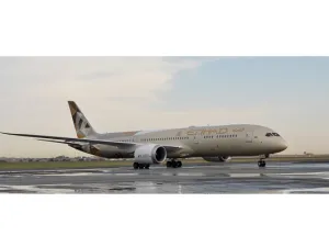طائرة الاتحاد للطيران طراز بوينغ 787-9 دريملاينر تصل إلى مطار أو آر تامبو الدولي في جوهانسبرغ