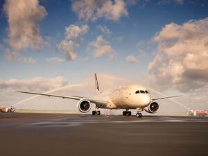 عقب وصول الطائرة إلى الدار البيضاء، تم استقبالها بالتحية التقليدية من رشاشات المياه حسبما جرت العادة في الرحلات الأولى للطائرات. 