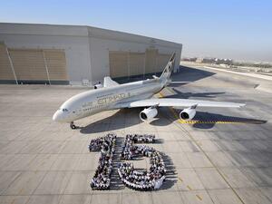 الاتحاد للطيران تحتفل بعيدها الـ15 مع تشكيل لوحة بشرية.