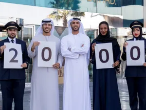 محمد المنصوري يتوسط زملائه الإماراتيين العاملين في الاتحاد للطيران