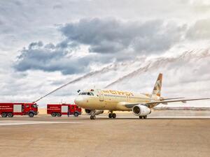 استقبال الرحلة الأولى للاتحاد للطيران إلى باكو برشاشات المياه التقليدية عند وصولها إلى مطار حيدر علييف الدولي.