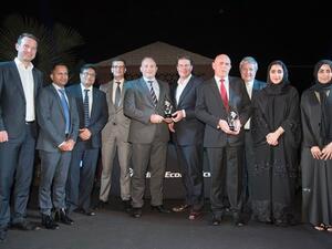 ريكي ثيريون، أمين خزانة مجموعة الاتحاد للطيران (الخامس إلى اليسار)، إلى جانب فريق الخزانة بعد فوزهم بعدد من الجوائز المرموقة في إطار جوائز أفضل 100 في قطاع الطيران - الشرق الأوسط وأفريقيا والتمويل الإسلامي لعام 2016

