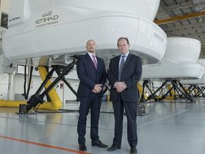 الكابتن باولو لا كافا، مدير الاتحاد لتدريب الطيران (اليسار) مع كريس يولتن، المدير الإداري لشركة الاتحاد لخدمات المطار.