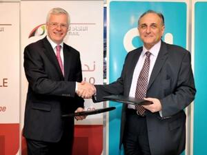 ريتشارد باوكر، الرئيس التنفيذي لشركة الاتحاد للقطارات، وعثمان سلطان، الرئيس التنفيذي لشركة دو، خلال توقيع الاتفاقية