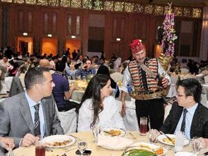 تناول الحضور طعام الإفطار مع كبار مسؤولي اتصالات وموظفيها ضمن أمسيتين منفصلتين في فندق شانغريلا في أبوظبي، وفي فندق جراند حياة في دبي